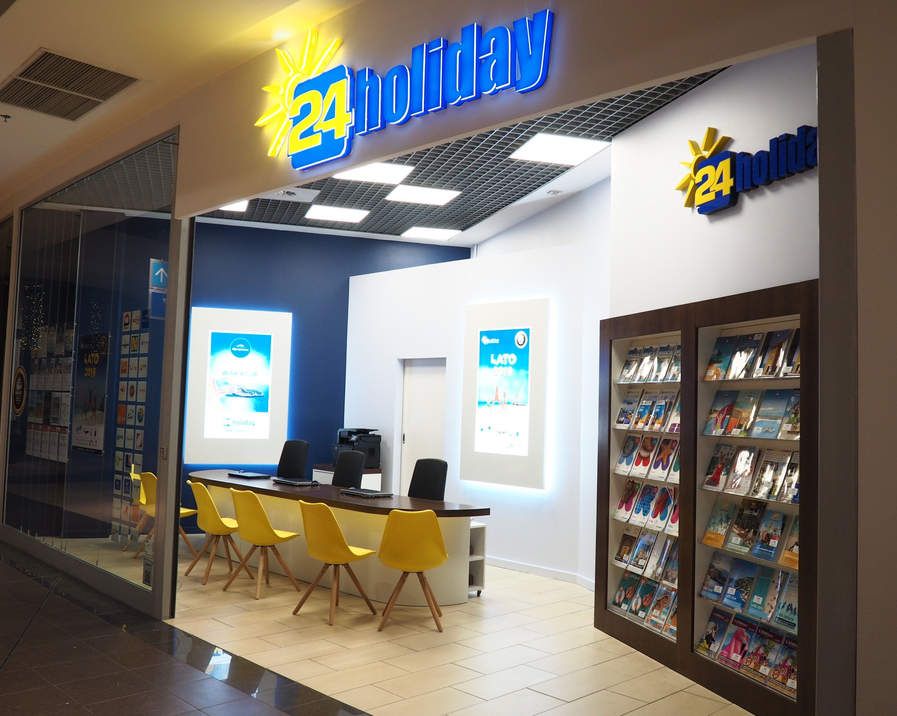 Wnętrze salonu 24holiday w Galerii Alfa