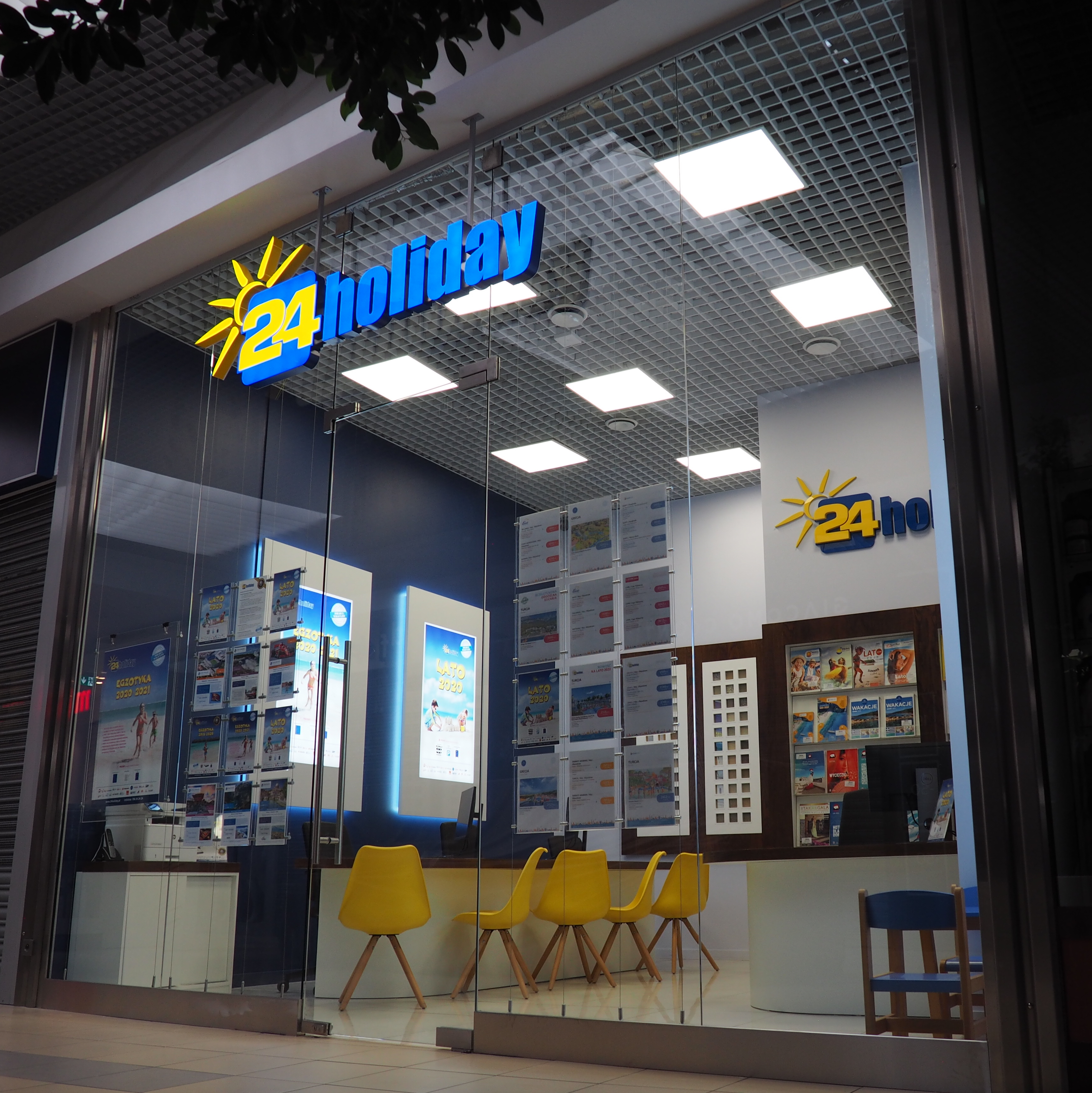 Wnętrze salonu 24holiday w G City Biała